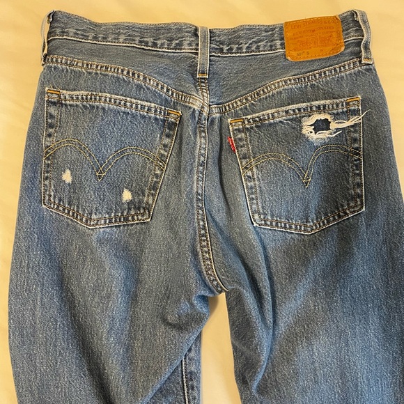 Medium Wash Levi’s 501 Jeans - Picture 2 of 5